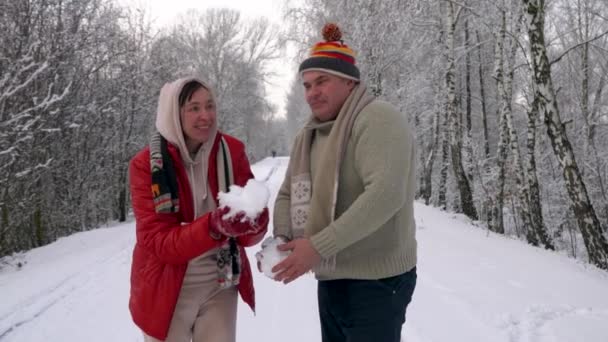 Літня Пара Кидає Сніжки Камеру Дорослі Люди Грають Снігом — стокове відео