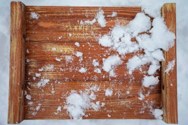 Karlı bir Noel geçmişi olan yaşlı bir ağacın dokusu, köknar dalları ve konileri.