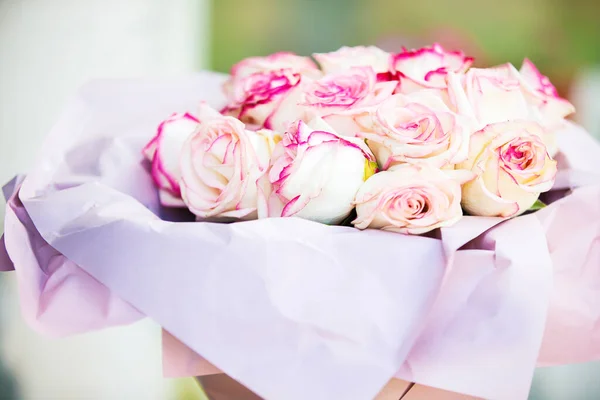 Аромат Светло Розовых Роз Завернутых Бумагу — стоковое фото