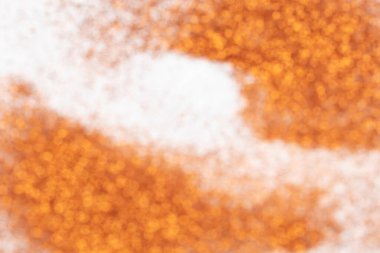 Altın pullar beyaz bir zemine saçılmış..