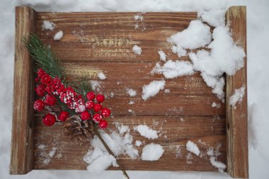 Karlı bir Noel geçmişi olan yaşlı bir ağacın dokusu, köknar dalları ve konileri.