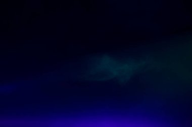 Koyu mavi dumanlı aydınlatma sahnesi. Dumanlı mavi mistik arkaplan.