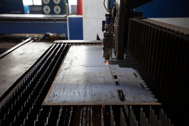 Metal kesimi. Lazerden kıvılcımlar saçılır. Lazer kesme makinesi fabrikada kıvılcımlar saçan levha metallerle çalışır..