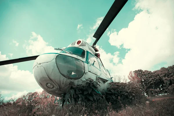 Oldtimer Retro Hubschrauber Vor Dem Hintergrund Des Smaragdgrünen Himmels — Stockfoto