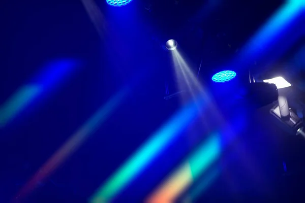 Sahne Renkli Optik Işık Koyu Mavi Bir Arkaplanda Bir Spot — Stok fotoğraf