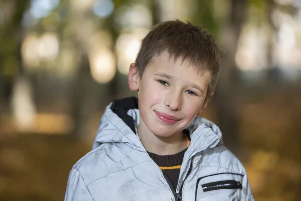 Πορτρέτο Ενός Δεκάχρονου Αγοριού Στο Φόντο Ενός Φθινοπωρινού Πάρκου — Φωτογραφία Αρχείου