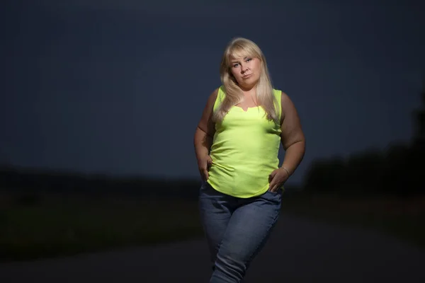 Mollig Middelbare Leeftijd Vrouw Poseren Jeans Buiten Overgewicht Xxl — Stockfoto