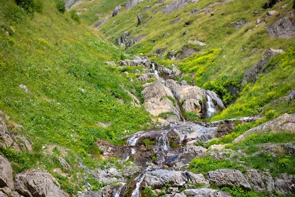 Schöner Wasserfall Den Bergen Wasser Fließt Von Den Bergen Herunter — Stockfoto