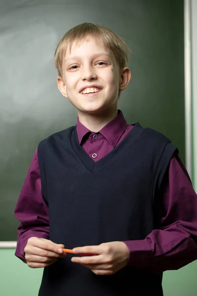 Portret Szczęśliwego Ucznia Przy Tablicy Chłopak Klasie Patrzy Kamerę — Zdjęcie stockowe