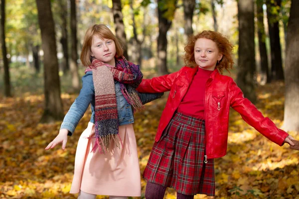 Dvě Přítelkyně Běhají Podzimním Parkem Děti Hrají Podzim — Stock fotografie
