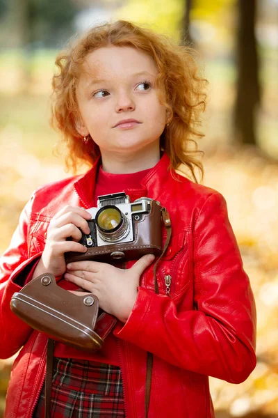 Маленькая Рыжая Девочка Ретро Камерой Осеннем Фоне Маленькая Рыжая Девочка — стоковое фото