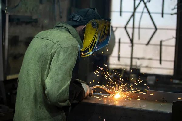 Ένας Συγκολλητής Δουλεύει Μέταλλο Ένα Εργοστάσιο — Φωτογραφία Αρχείου