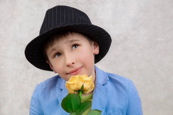 Πορτρέτο Ενός Αγοριού Καπέλο Και Κοστούμι Τριαντάφυλλο Παιδί Λουλούδι Για — Φωτογραφία Αρχείου