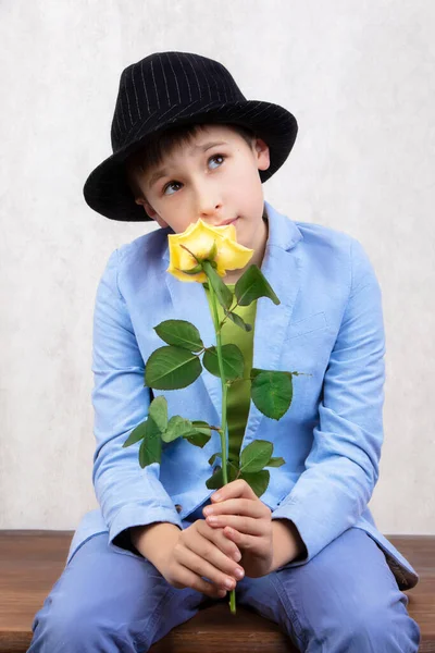 Porträtt Pojke Hatt Och Kostym Med Ros Barn Med Blomma — Stockfoto