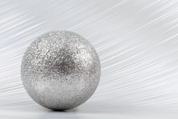 明るいお祝いの背景 銀の背景に輝くボール — ストック写真