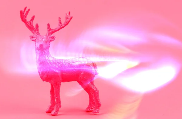 Праздничный Рождественский Фон Розовый Олень Розовом Фоне Блестящим Оптическим Эффектом — стоковое фото