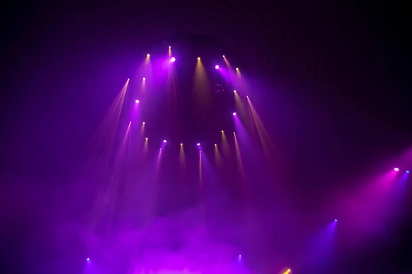 Sahne Işıklarından Mor Işınlar Koyu Bir Arkaplanda — Stok fotoğraf