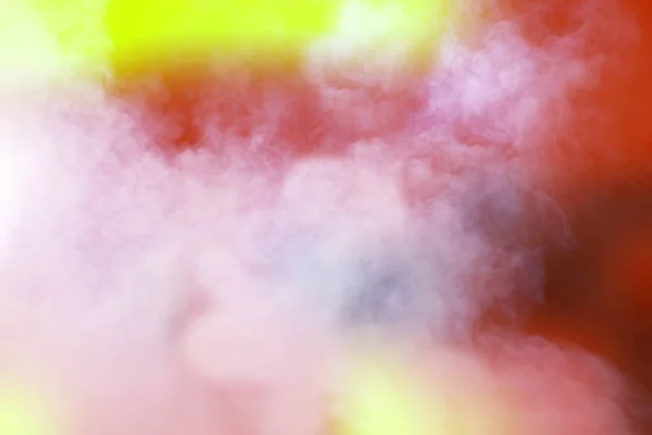 緑とピンクの色合いの色濃い抽象的な煙 — ストック写真