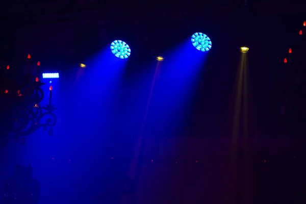 Sahne Işıklarının Koyu Arkaplandaki Mavi Işıkları — Stok fotoğraf