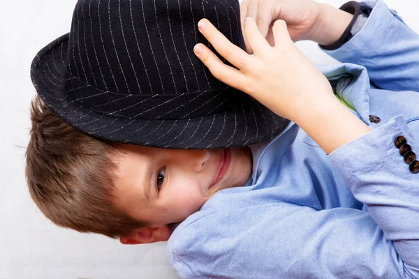 Chłopak Zakrył Twarz Kapeluszem Uśmiechem Sekrety Dzieci — Zdjęcie stockowe