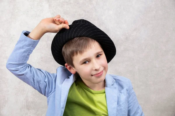 Porträtt Pojke Med Ett Leende Elegant Hatt Och Blå Jacka — Stockfoto