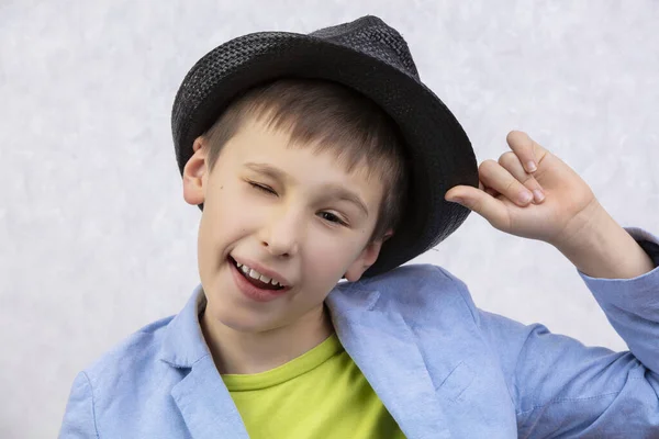 Porträtt Stilig Glad Blinkande Pojke Hatt — Stockfoto