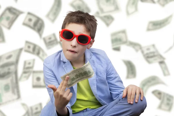 Uroczy Bogaty Chłopiec Okularach Trzyma Dolary Wie Jak Zarabiać Pieniądze — Zdjęcie stockowe