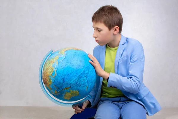 Boy Suit Carefully Examines Globe — Stock Photo, Image