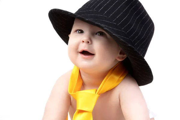 レトロな帽子の中で笑顔の子供と白い背景にネクタイ 面白い6ヶ月古いです赤ちゃんでエレガントな服 — ストック写真