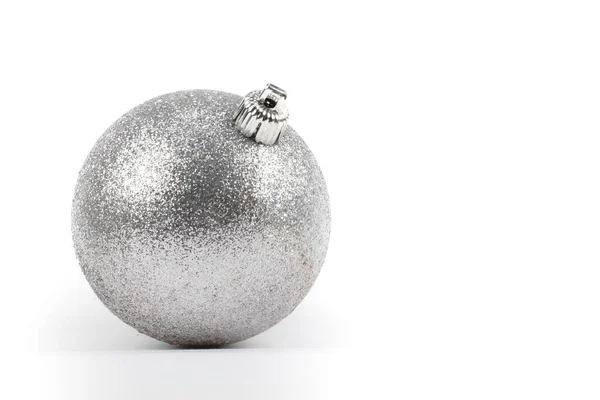 祭りの背景 灰色の背景に銀のクリスマスラウンドボール — ストック写真