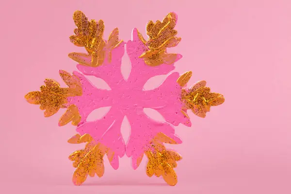 Ünnepi Karácsonyi Háttér Rózsaszín Alapon Egy Minimalista Rózsaszín Nagy Hópihe — Stock Fotó