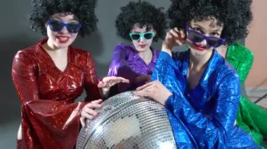 80 'lerin kostümlü bir grup kız ayna topuyla poz veriyor..