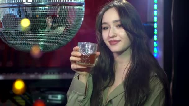 Ein Mädchen Einer Disco Bar Entspannt Sich Tresen Und Trinkt — Stockvideo