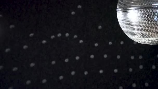 Uma Bola Disco Espelhada Girando Reflete Luz Parede — Vídeo de Stock