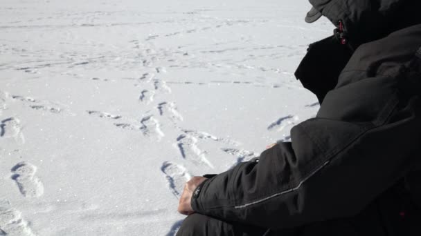 一位渔夫在冬季钓鱼时拔出钓竿 — 图库视频影像