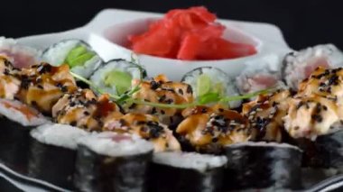Japon suşi yemeğiyle öğle yemeği. Çubuklarda rulo var. Yakın plan.
