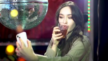 Disko barındaki bir kız selfie çekiyor..