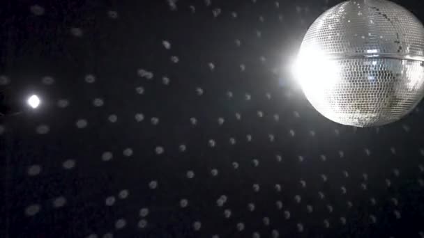 Dönen Aynalı Disko Topu Işığı Duvara Yansıtır — Stok video
