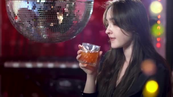 Una Chica Bar Discotecas Está Relajando Mostrador Bebiendo Una Bebida — Vídeos de Stock