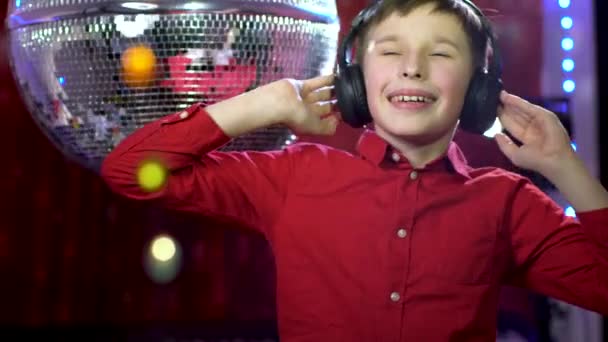 Αγόρι Ακούει Μελωδική Μουσική Ακουστικά Παιδί Ακούει Κλασική Μουσική — Αρχείο Βίντεο