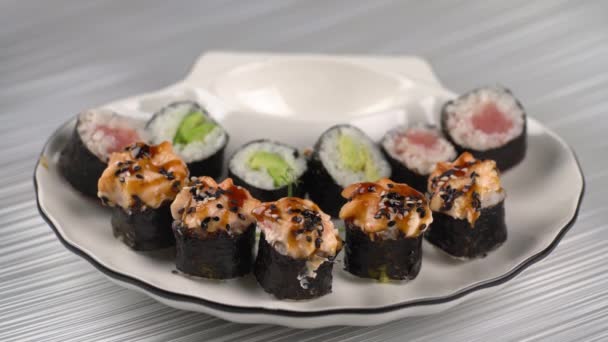 Γεύμα Ιαπωνικό Πιάτο Σούσι Ρολό Ξυλάκια Closeup — Αρχείο Βίντεο