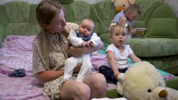 Jonge Moeder Schommelen Haar Pasgeboren Baby Haar Armen — Stockvideo