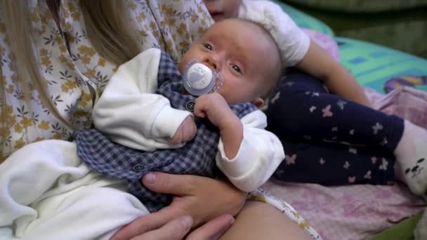 Junge Mutter Wiegt Ihr Neugeborenes Auf Dem Arm — Stockvideo