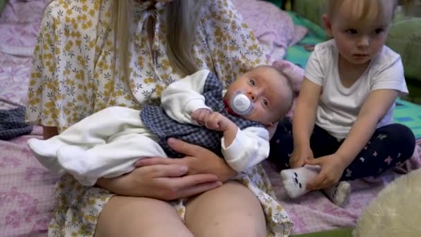 Νεαρή Μητέρα Κουνάει Νεογέννητο Μωρό Της Στην Αγκαλιά Της — Αρχείο Βίντεο