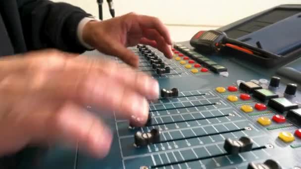 Ingénieur Son Travaille Sur Console Mixage — Video