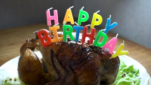 Pieczony Kurczak Ozdobiony Świecami Urodzinowymi Przysmaki Urodzinowe — Wideo stockowe