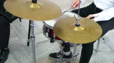 Müzik grubunun adamı davul çalıyor..