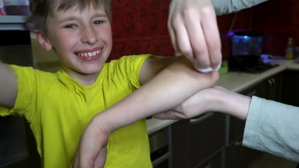Die Wunde Der Hand Des Jungen Wird Von Einem Arzt — Stockvideo