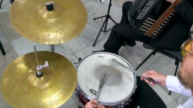 Müzik grubunun adamı davul çalıyor..
