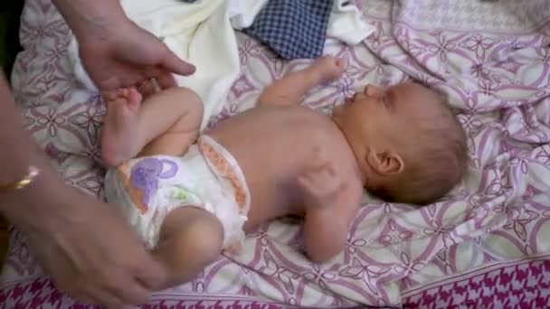 Uma Criança Pequena Bebe Leite Uma Garrafa Enquanto Está Deitada — Vídeo de Stock